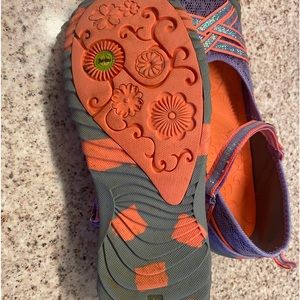 JBU multi colored shoes barely worn size 6M